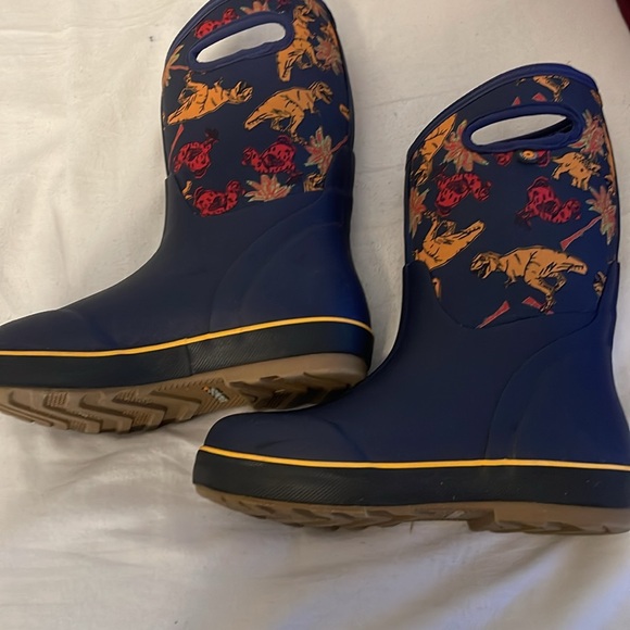 Bogs boys size 4. Used once. Classic II Dino winter boot - Picture 3 of 6